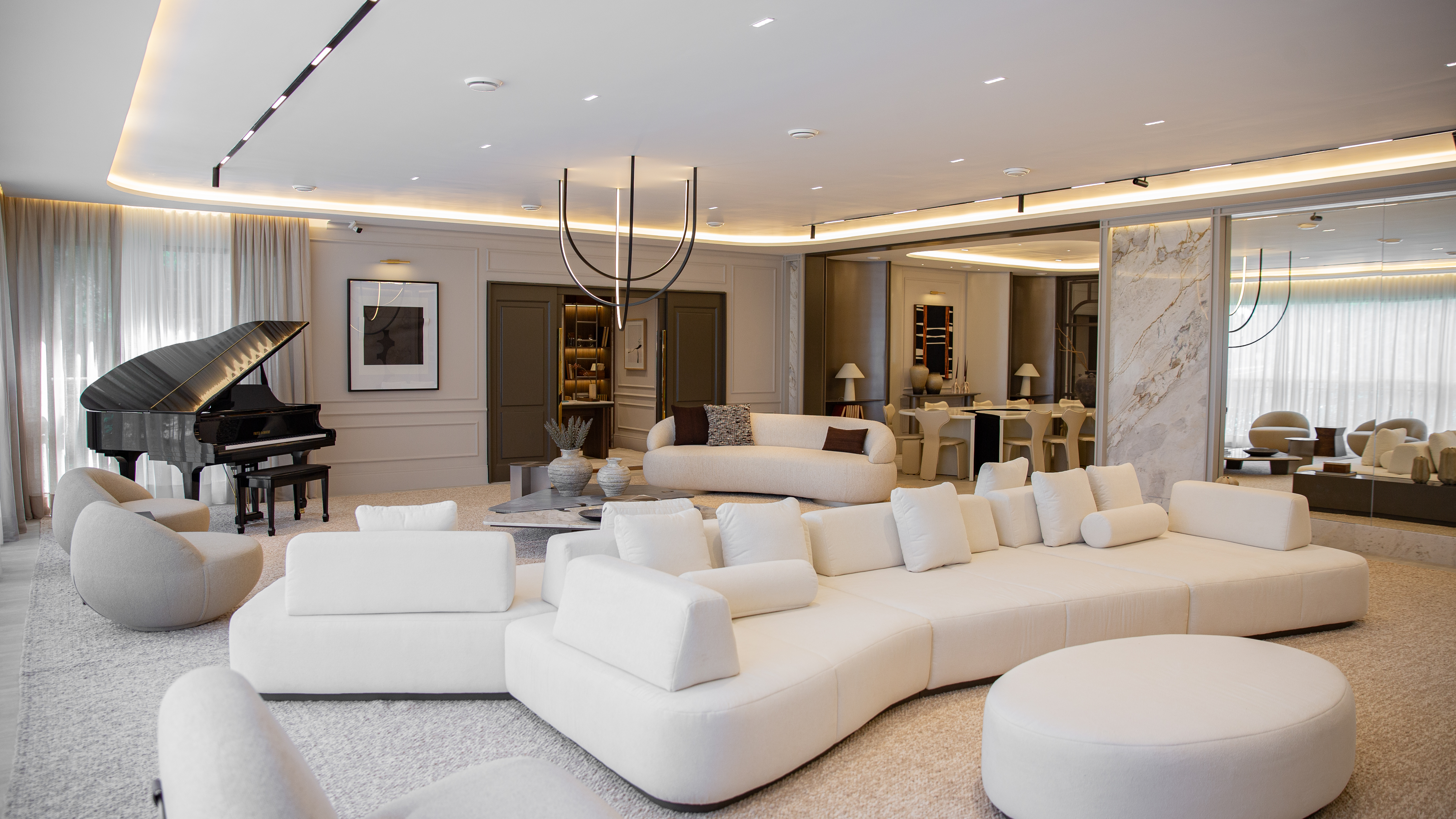 Living amplo e decorado